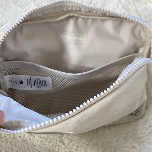 ❤️ Lululemon Large Everywhere Bag in White Opal New With Tags - Picture 4 of 7